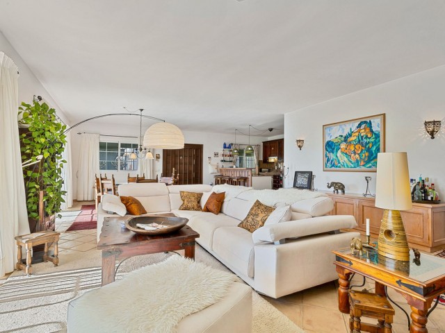 2 Bedrooms Villa in Benahavís