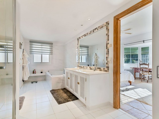 2 Bedrooms Villa in Benahavís