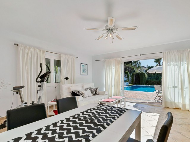 2 Bedrooms Villa in Benahavís