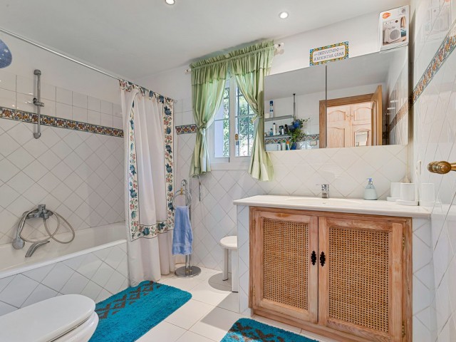 2 Bedrooms Villa in Benahavís