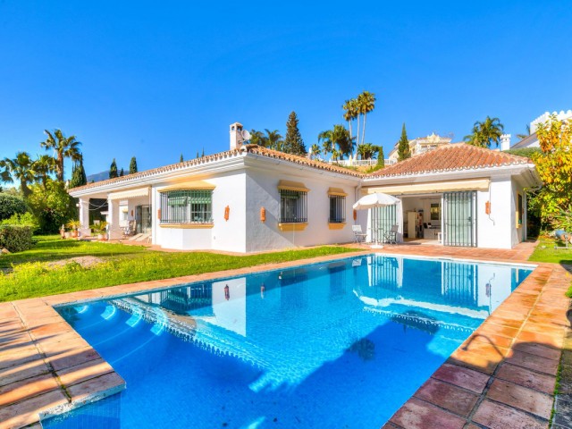 2 Bedrooms Villa in Benahavís