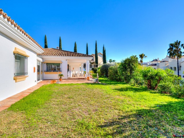 2 Bedrooms Villa in Benahavís