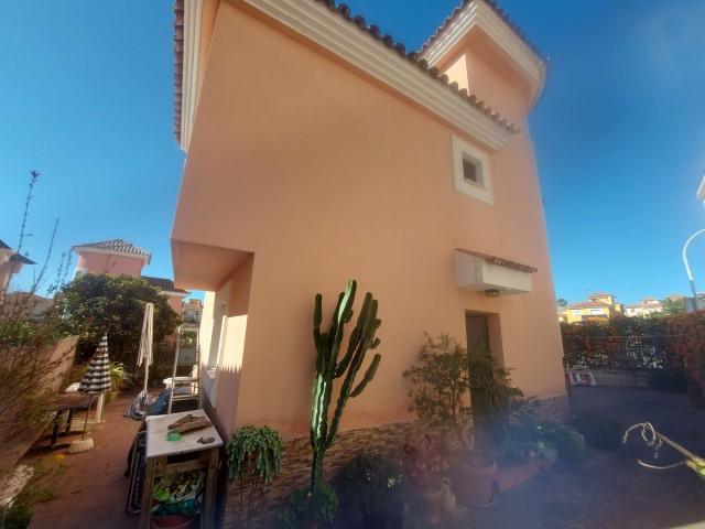 Adosado con 3 Dormitorios  en San Luis de Sabinillas