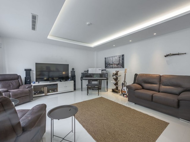 Villa con 5 Dormitorios  en Benalmadena