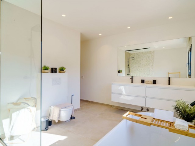 6 Bedrooms Villa in Marbella