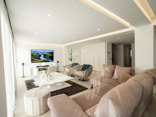 5 Bedrooms Villa in Nueva Andalucía