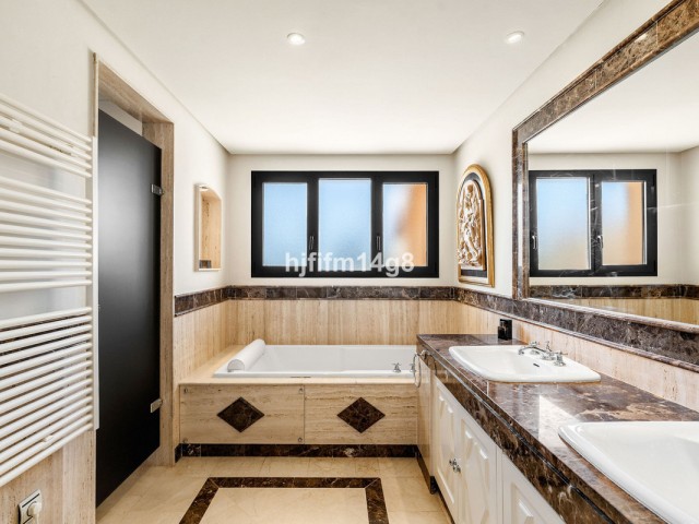 3 Bedrooms Apartment in Nueva Andalucía