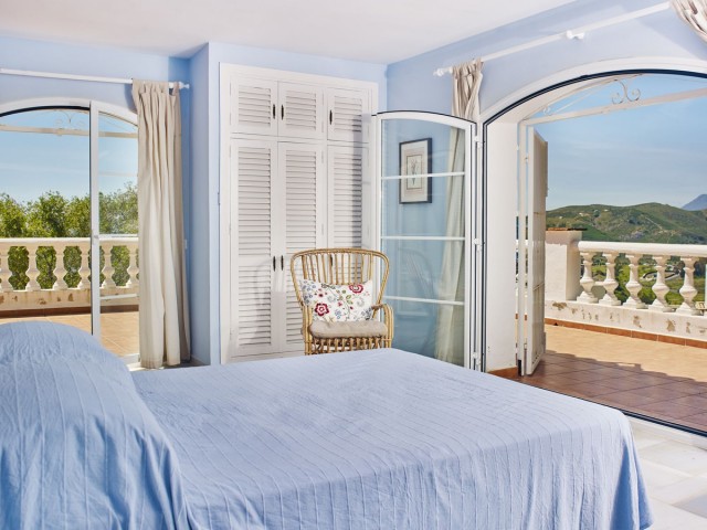 5 Bedrooms Villa in Benahavís