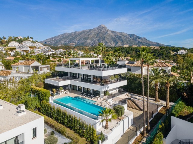 5 Bedrooms Villa in Marbella