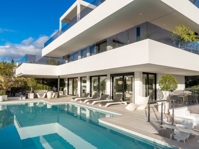 5 Bedrooms Villa in Marbella
