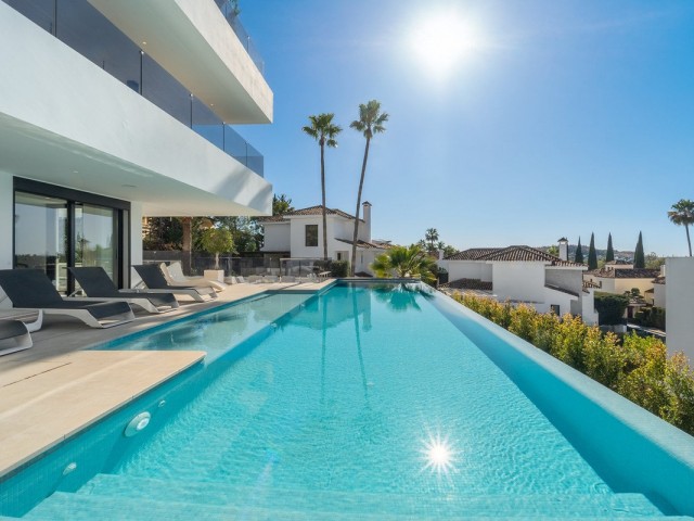 5 Bedrooms Villa in Marbella