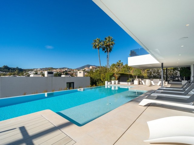 5 Bedrooms Villa in Marbella