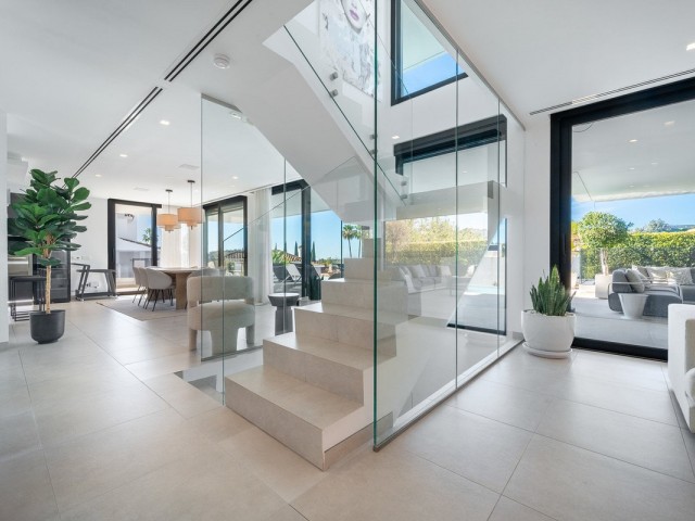 5 Bedrooms Villa in Marbella