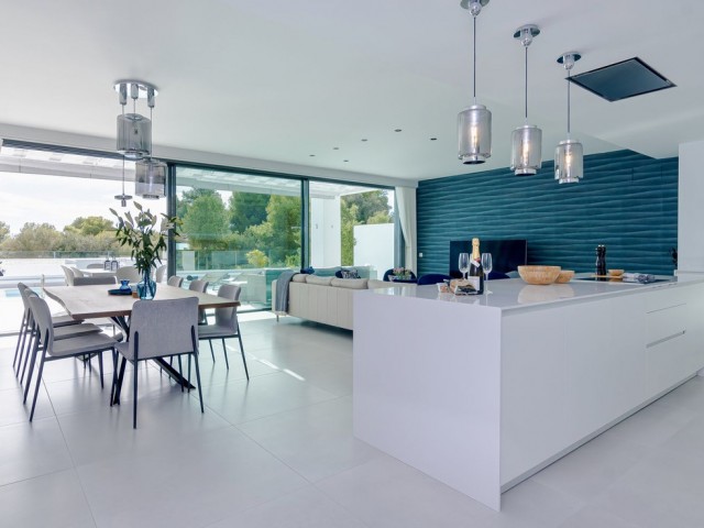 4 Bedrooms Villa in Calahonda