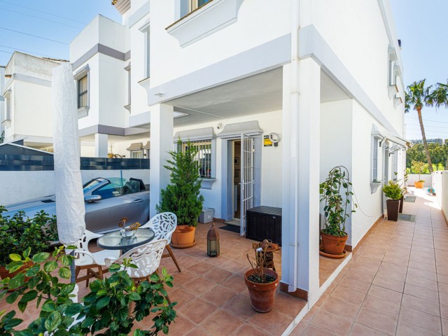 Maison mitoyenne avec 3 Chambres  à Estepona