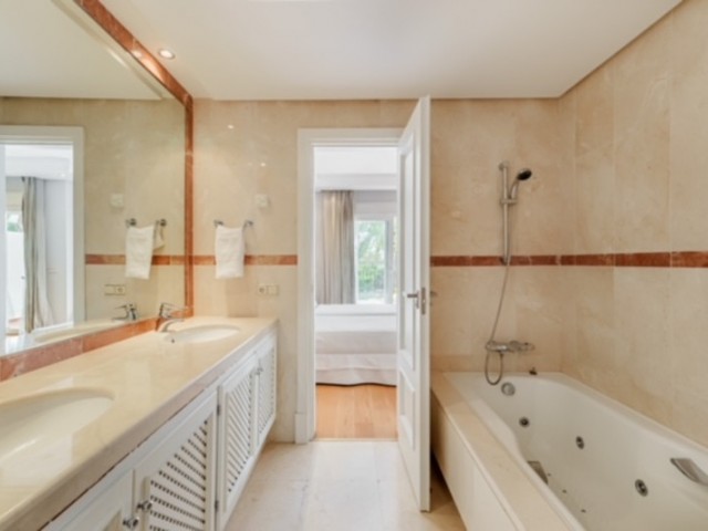 4 Schlafzimmer Reihenhaus in Estepona