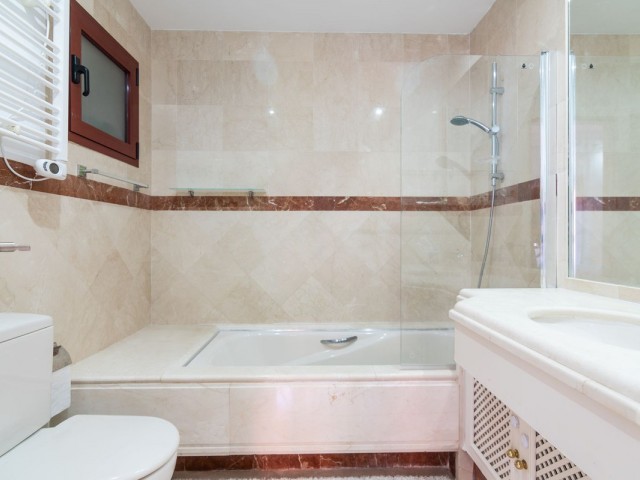 3 Bedrooms Apartment in Elviria