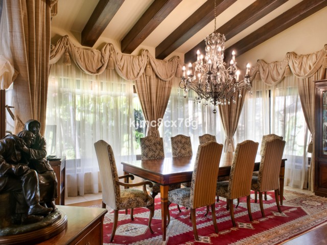 Villa avec 7 Chambres  à Calahonda