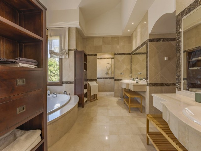 6 Schlafzimmer Villa in Nueva Andalucía