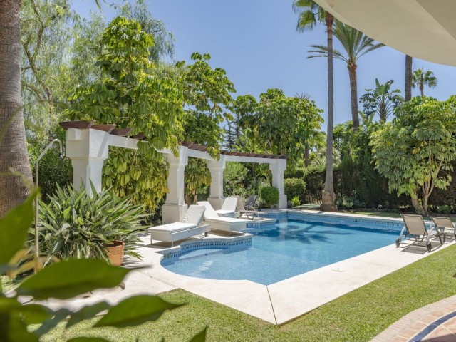 6 Schlafzimmer Villa in Nueva Andalucía