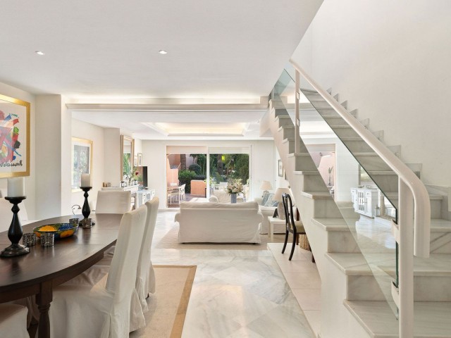 Maison mitoyenne avec 3 Chambres  à Nueva Andalucía