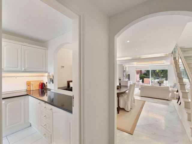 Maison mitoyenne avec 3 Chambres  à Nueva Andalucía