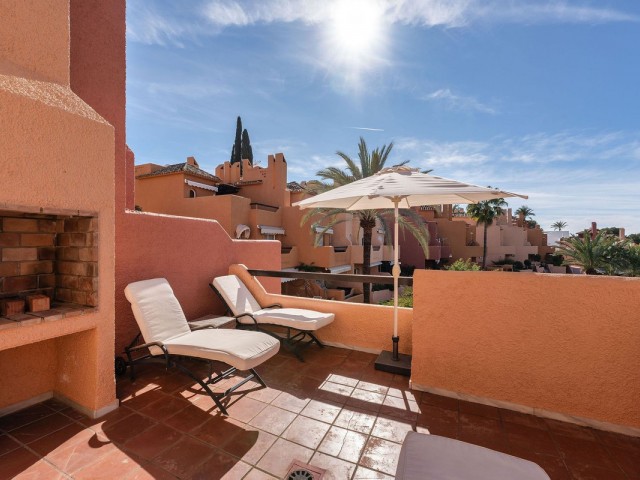 Maison mitoyenne avec 3 Chambres  à Nueva Andalucía