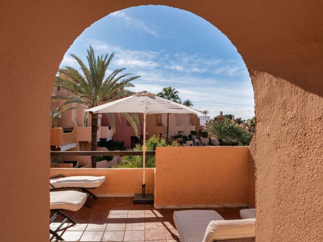 Maison mitoyenne avec 3 Chambres  à Nueva Andalucía