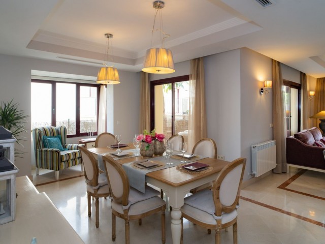 4 Schlafzimmer Reihenhaus in Nueva Andalucía