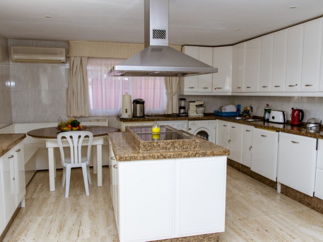 6 Sovrums Villa i Estepona