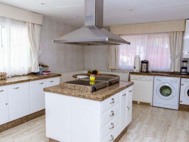 6 Sovrums Villa i Estepona