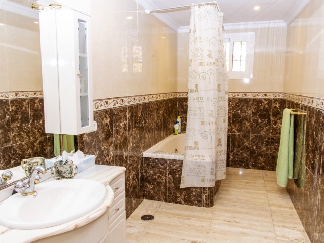 6 Sovrums Villa i Estepona