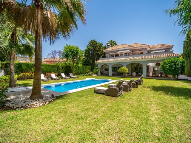 5 Bedrooms Villa in Nueva Andalucía