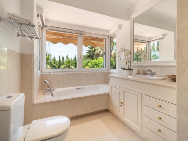 5 Bedrooms Villa in Nueva Andalucía