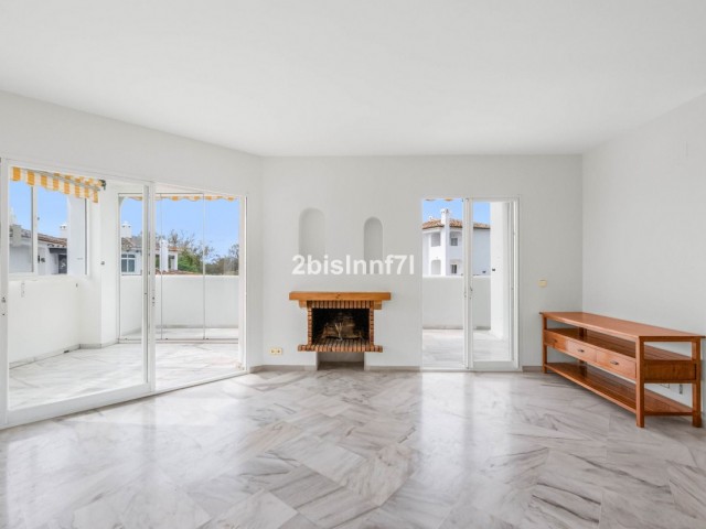 2 Bedrooms Apartment in Elviria