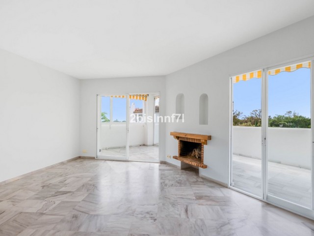 2 Bedrooms Apartment in Elviria