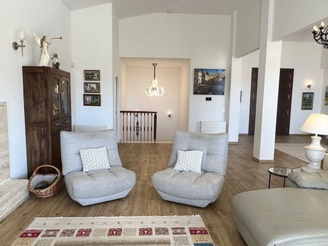 6 Makuuhuoneen Huvila Mijas