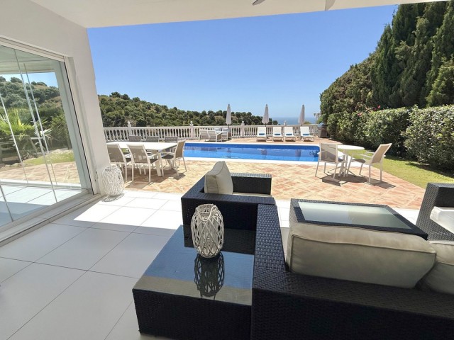 Villa con 5 Dormitorios  en Calahonda