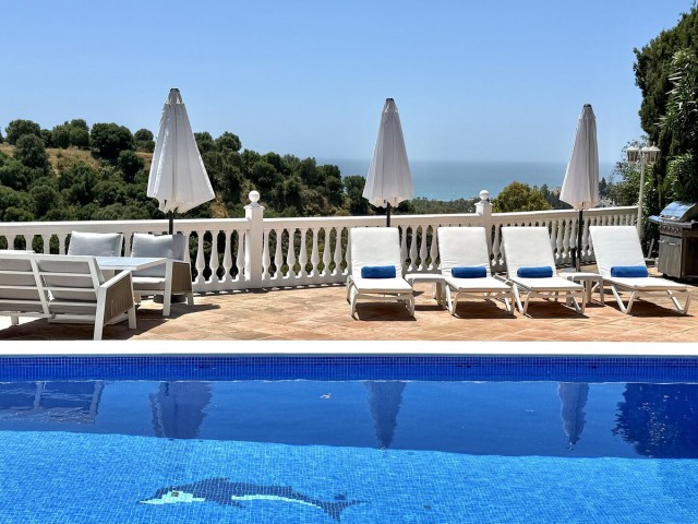 Villa con 5 Dormitorios  en Calahonda
