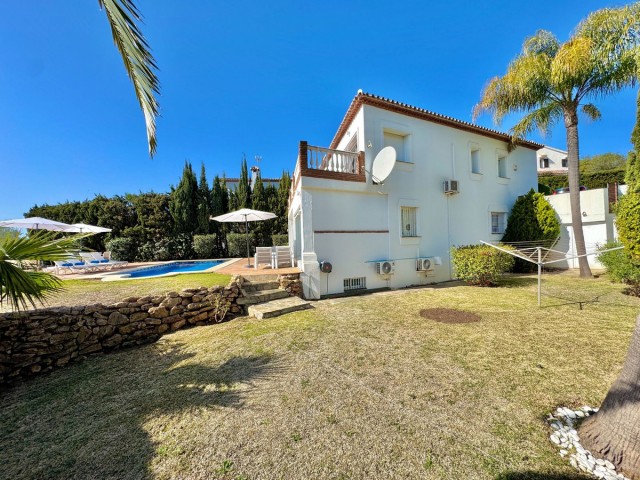 Villa con 5 Dormitorios  en Calahonda