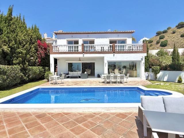 Villa con 5 Dormitorios  en Calahonda