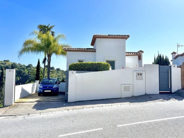 Villa con 5 Dormitorios  en Calahonda