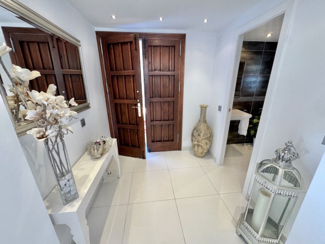 Villa con 5 Dormitorios  en Calahonda