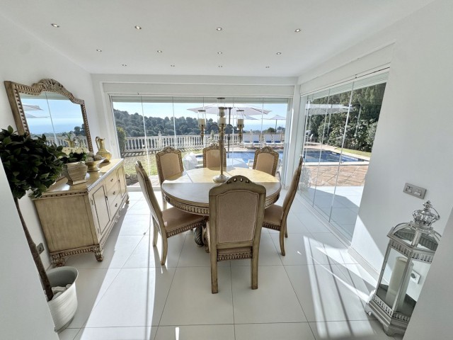 Villa con 5 Dormitorios  en Calahonda