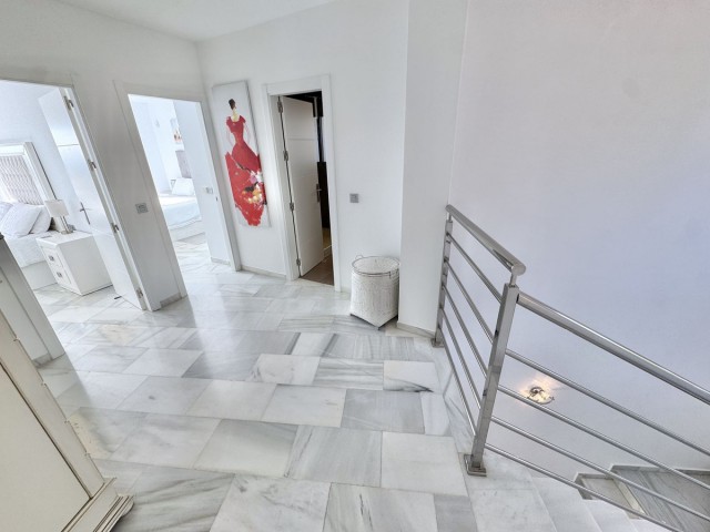 Villa con 5 Dormitorios  en Calahonda