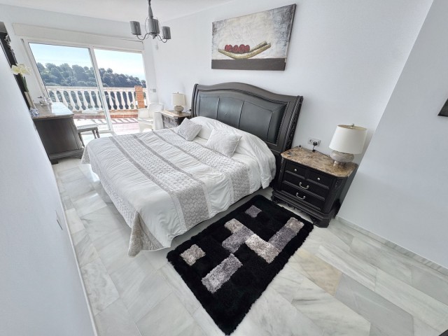 Villa con 5 Dormitorios  en Calahonda