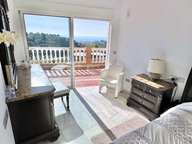 Villa con 5 Dormitorios  en Calahonda