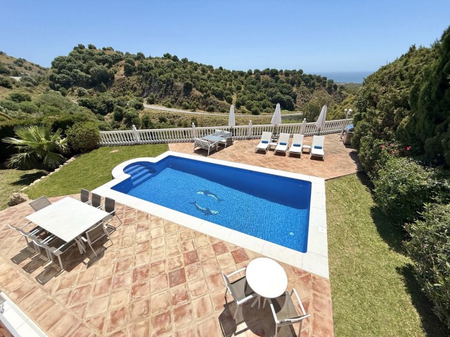 Villa con 5 Dormitorios  en Calahonda