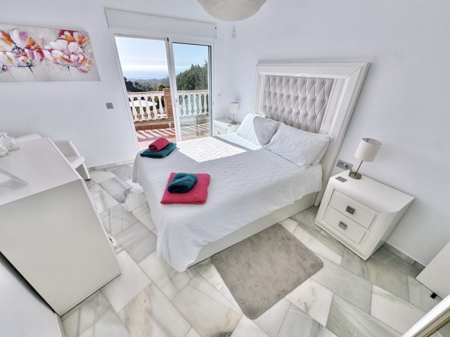 Villa con 5 Dormitorios  en Calahonda