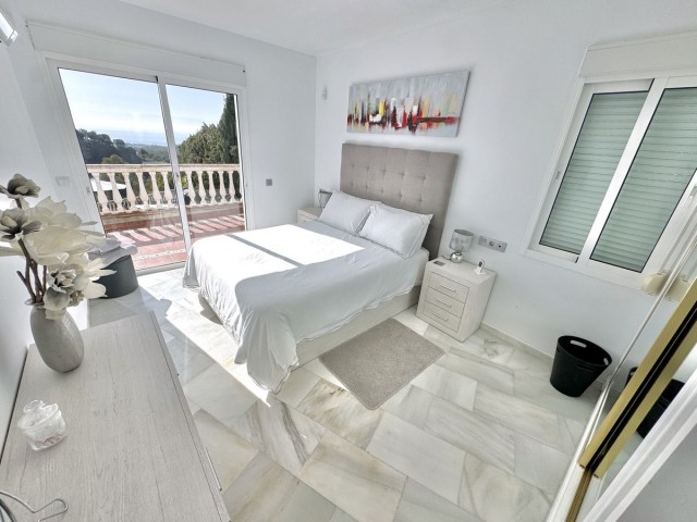 Villa con 5 Dormitorios  en Calahonda